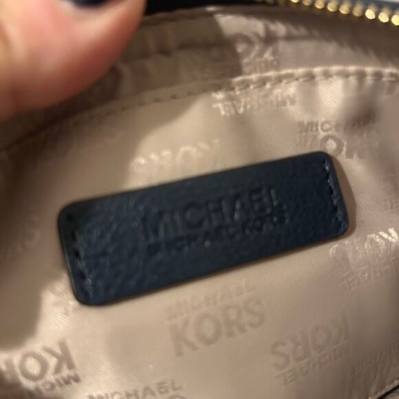 NWOT Navy Pebbled leather Michael Kors wristlet - Picture 5 of 6
